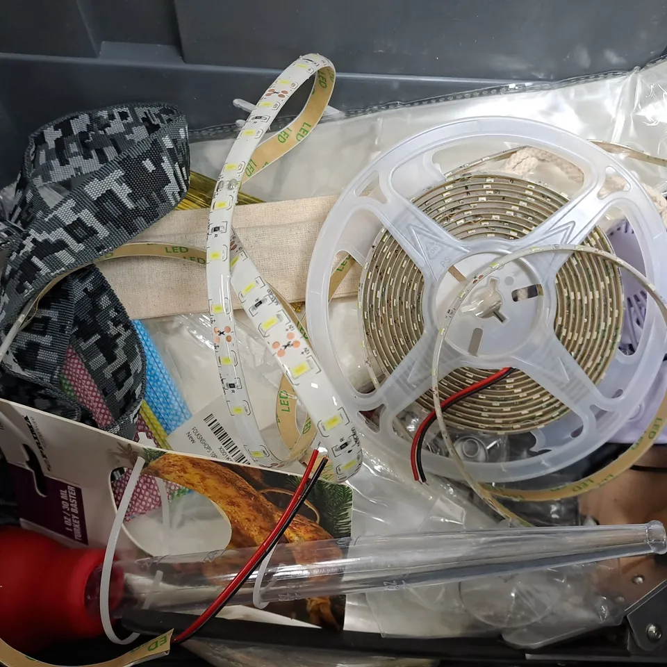 BOX OF ASSORTED HOUSEHOLD ITEMS 