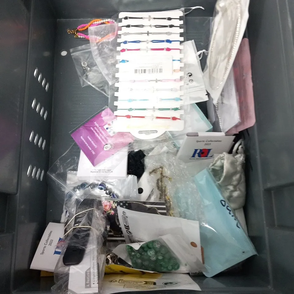 LARGE QUANTITY OF ASSORTED JEWELLERY AND ACCESSORIES 