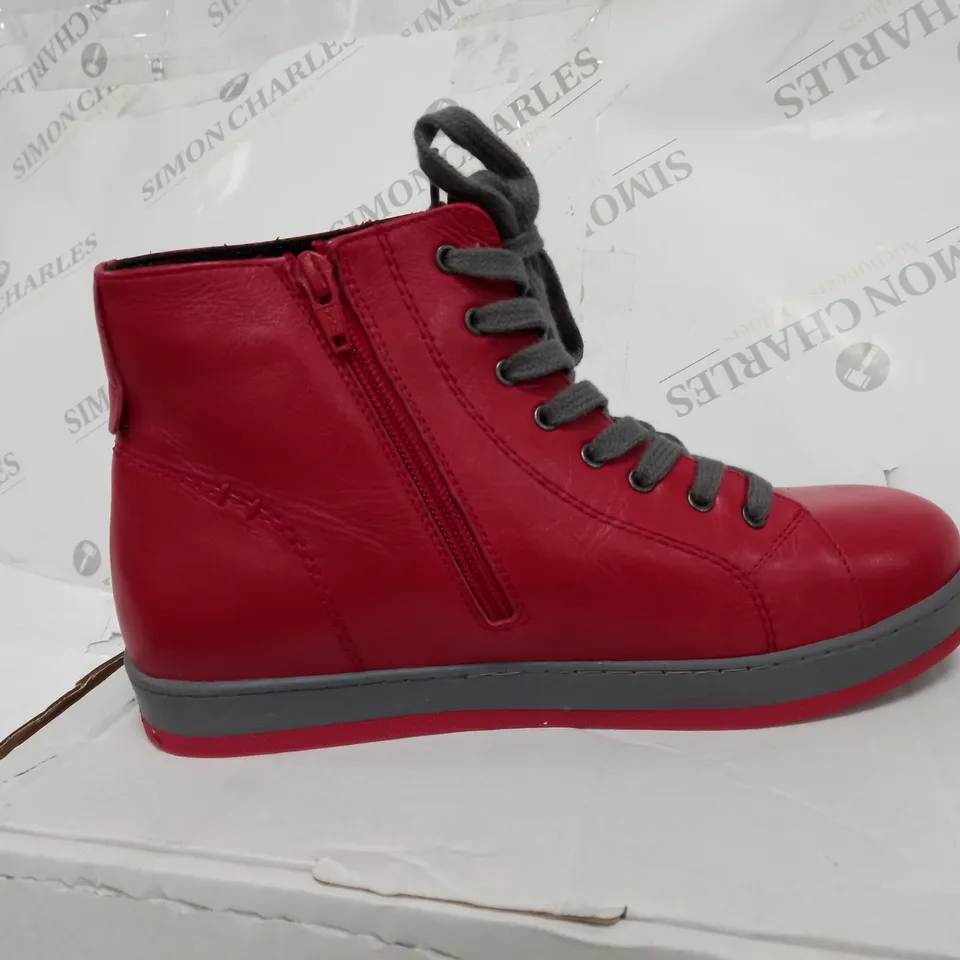 ADESSO YANKEE LEATHER BOOT - RED SIZE 7 - BOXED 