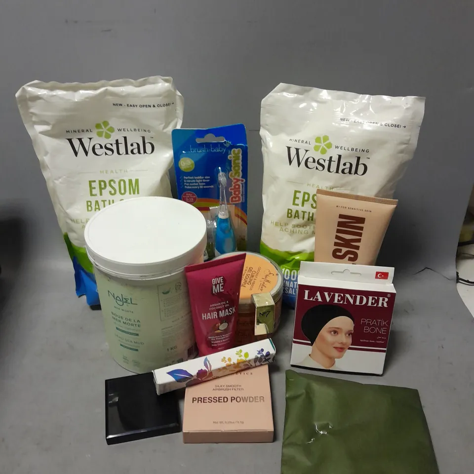 APPROXIMATELY 20 ASSORTED COSMETICS ITEMS TO INCLUDE WESTLAB EPSOM BATH SALTS, NAJEL DEAD SEA MUD REGENERATING MASK, HNB [PRESSED POWDER, ETC