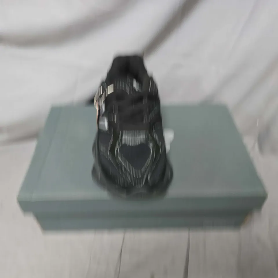 BOXED PAIR OF NEW BALANCE LIFESTYLE TRAINERS IN BLACK - UK 5