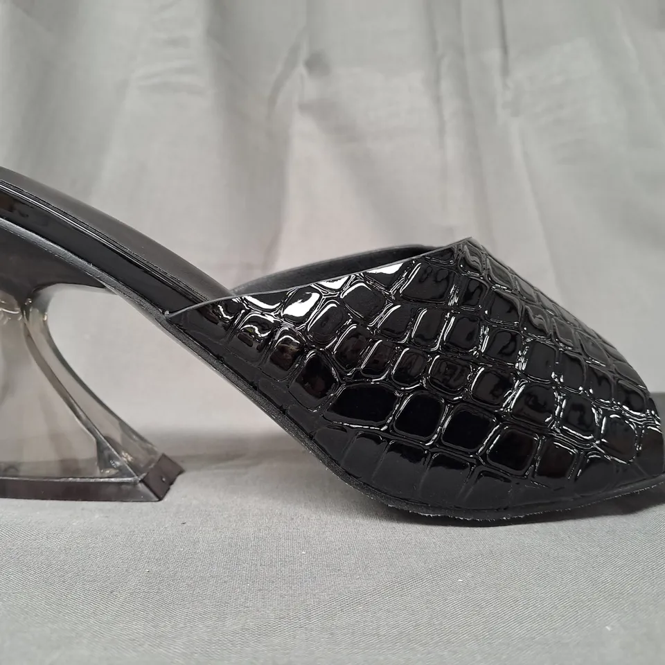 BOXED PAIR OF DESIGNER OPEN TOE HEELED SANDALS IN BLACK EU SIZE 41