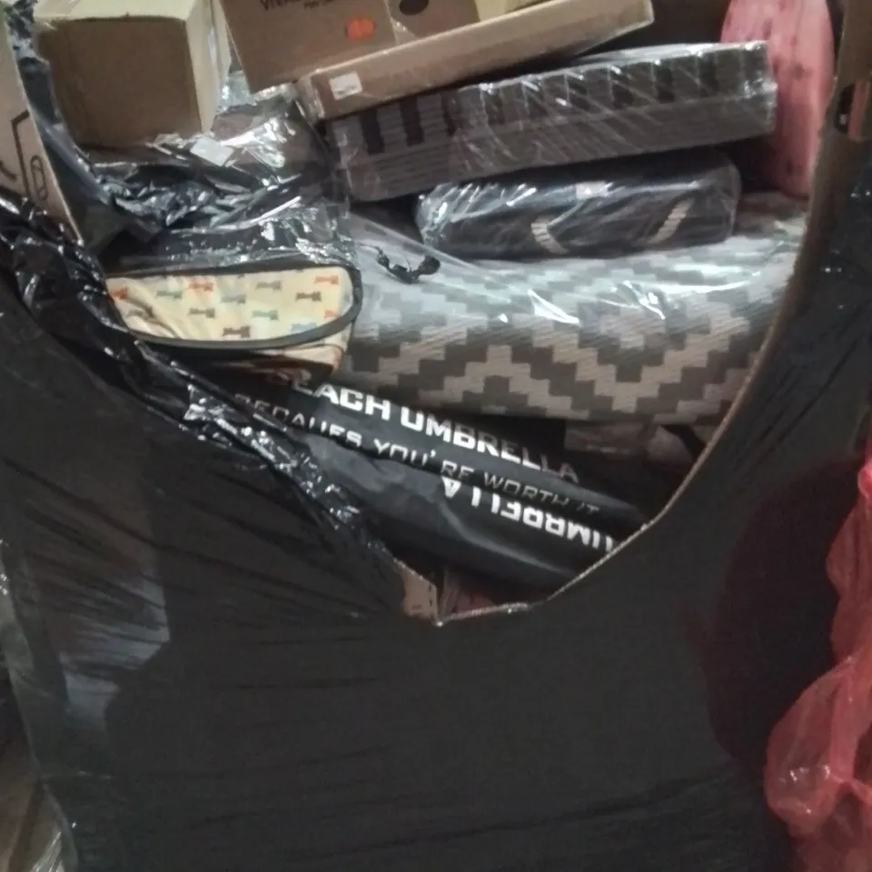 PALLET CONTAINING VARIOUS ASSORTED BOXED HOUSEHOLD ITEMS TO INCLUDE: BEACH UMBRELLAS,  PLAY MATS, ACRYLIC SHOWER STOOL, PET COATS AND LOTS MORE UNMARKED BOXED ITEMS 