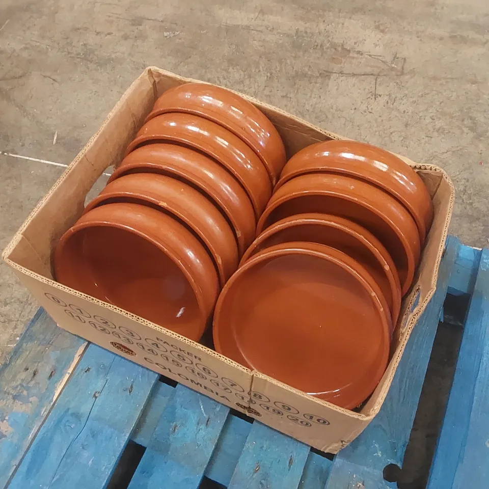 BOX CONTAINING 9x TERRACOTTA RESTAURANT DISHES