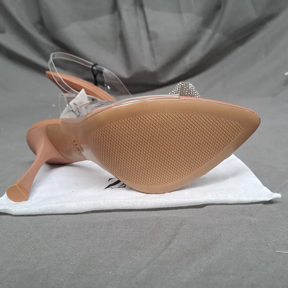 PAIR OF ZARA OPEN TOE HEELS IN CLEAR/TAN WITH SILVER BOW DETAIL SIZE 6