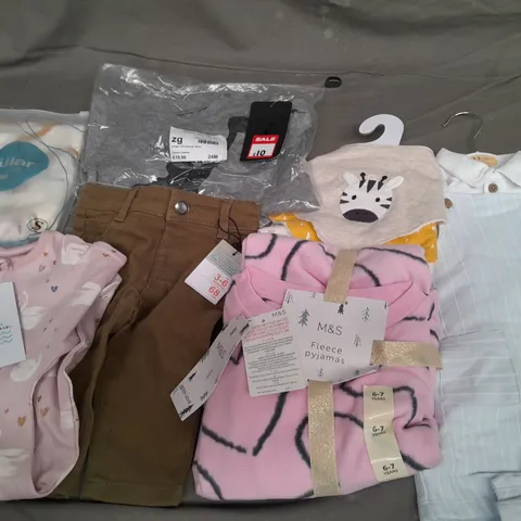 APPROXIMATELY 30 ASSORTED KIDS CLOTHING TO INCLUDE M&S FLEECE PYJAMAS 6-7 YEARS, JOHN LEWIS DRIBBLE BIBS, NEXT VESTS 3-4 YEARS