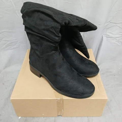 BOXED PAIR OF COMFORT SLOUCH KNEE BOOTS WITH WIDER FIT IN BLACK - SIZE 7