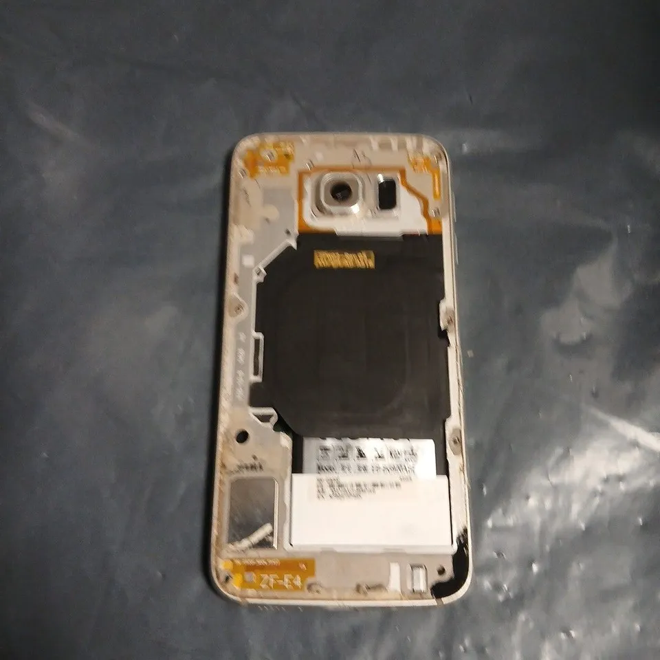 SAMSUNG GALAXY SMARTPHONE – GOLD, CRACKED SCREEN