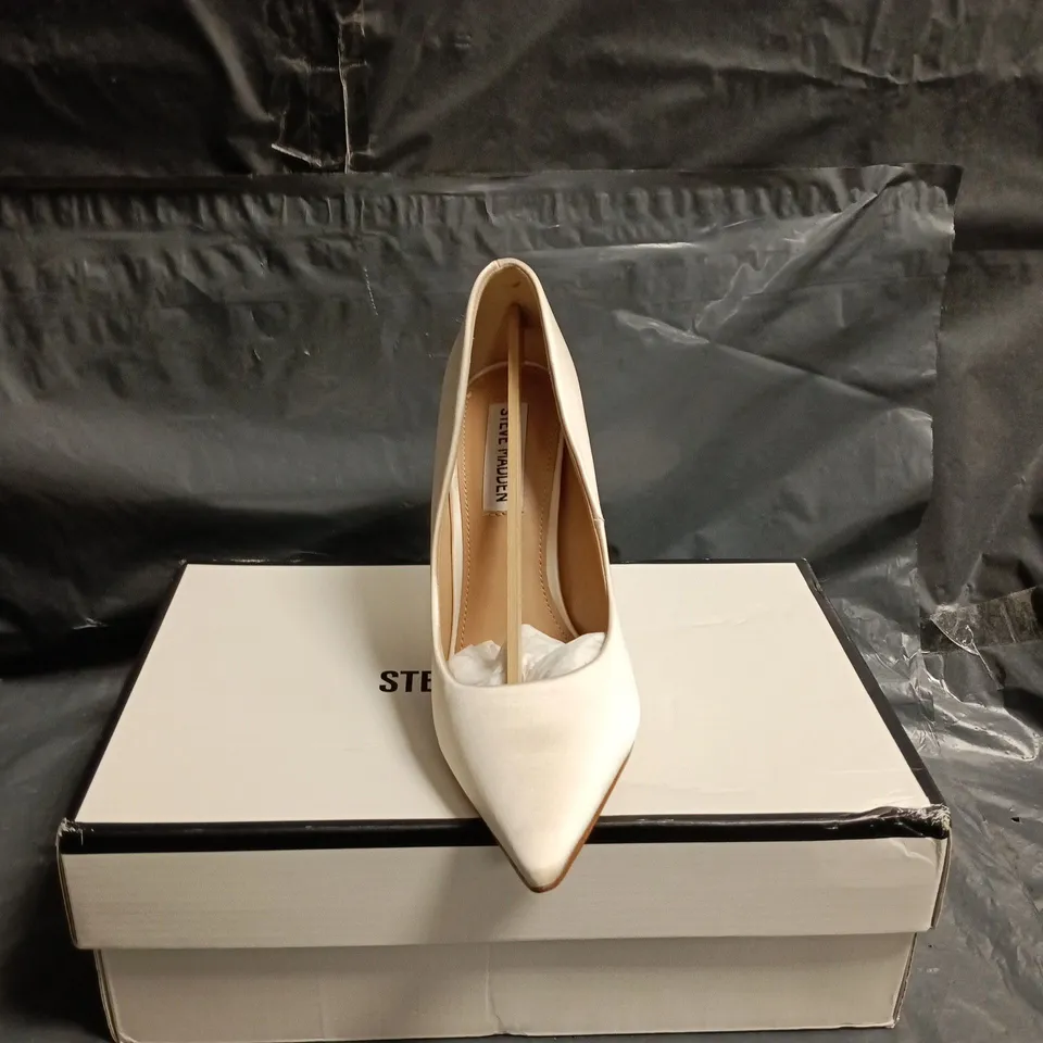 STEVE MADDEN WOMEN'S IVORY POINTED-TOE HIGH HEEL PUMPS SIZE 3