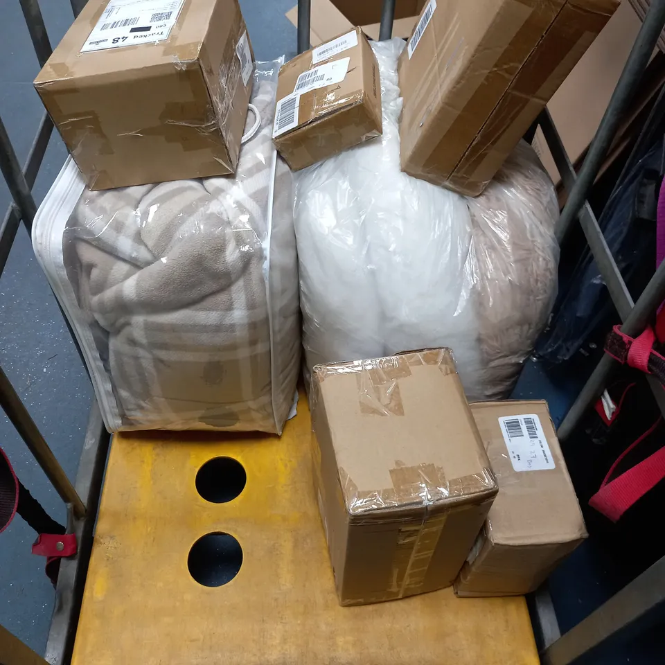 APPROXIMATELY 10 HOUSEHOLD ITEMS TO INCLUDE FESTIVE DECORATIONS, BEDDING AND A HANDHELD FLASHLIGHT