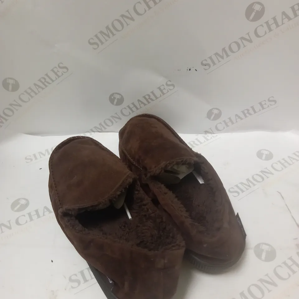 BROWN FURRY SLIPPERS SIZE SMALL