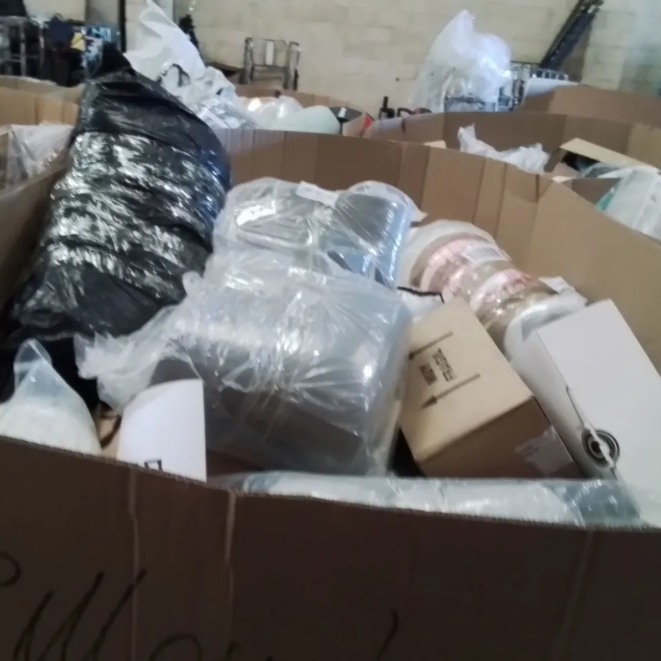 PALLET CONTAINING A LARGE QUANTITY OF PILLOWS
