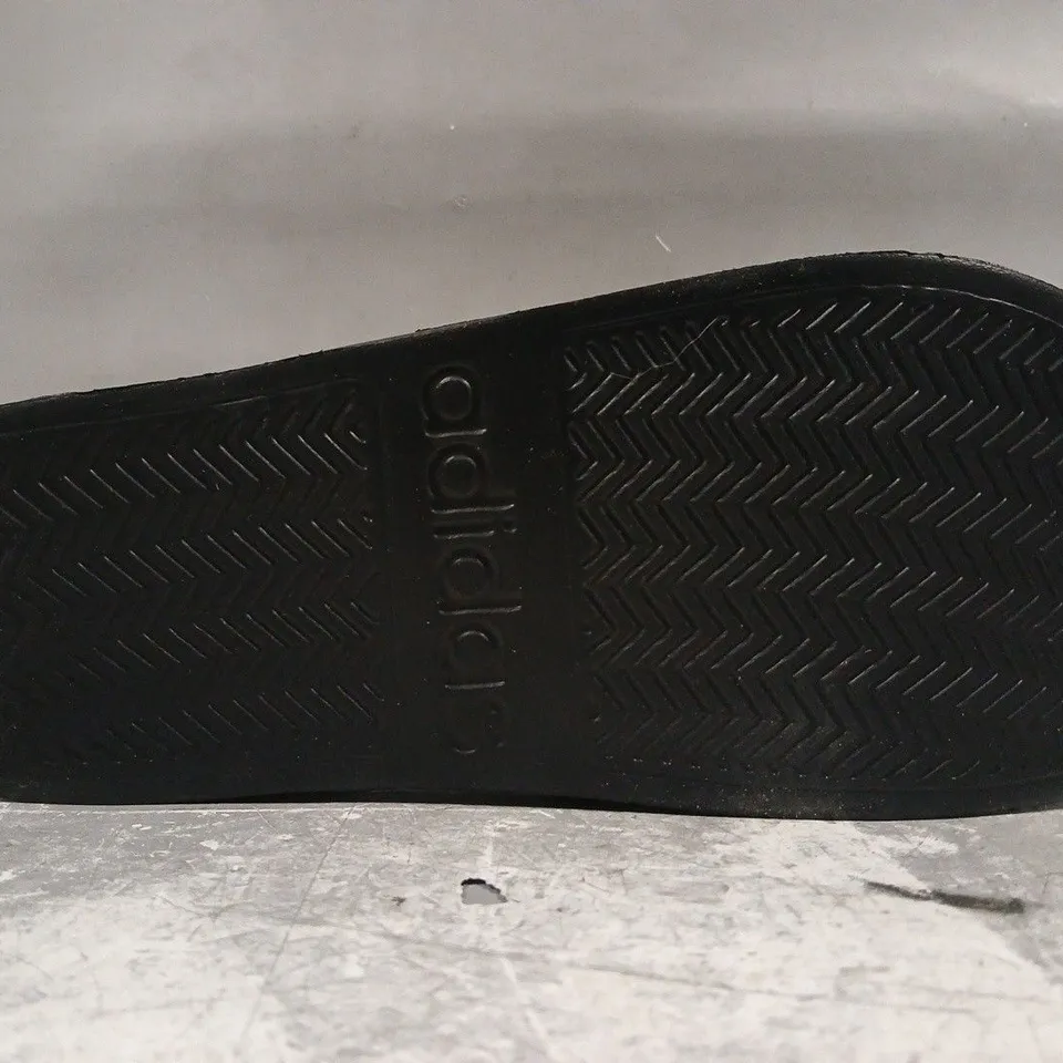BOXED PAIR OF ADIDAS ADILETTE SHOWER SLIDERS IN BLACK/WHITE SIZE UK 10