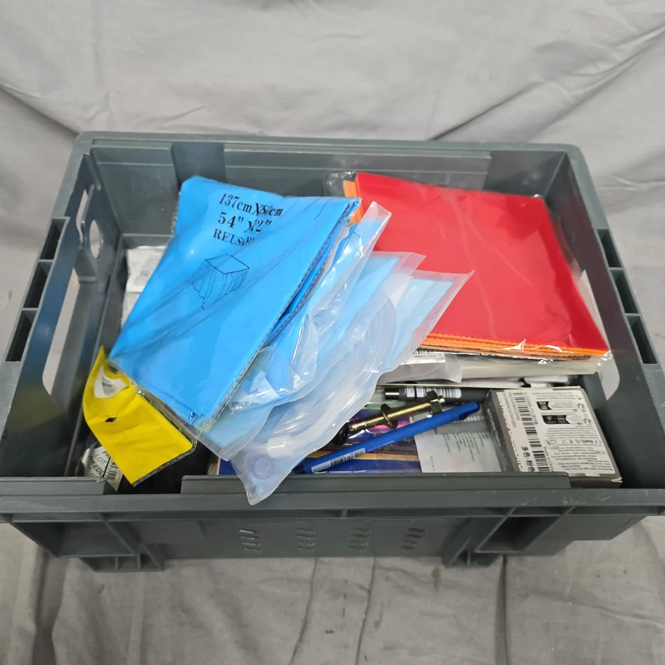 APPROXIMATELY 15 ASSORTED HOUSEHOLD ITEMS TO INCLUDE NAPKINS , HOSES , PLUG SOCKETS , ETC 