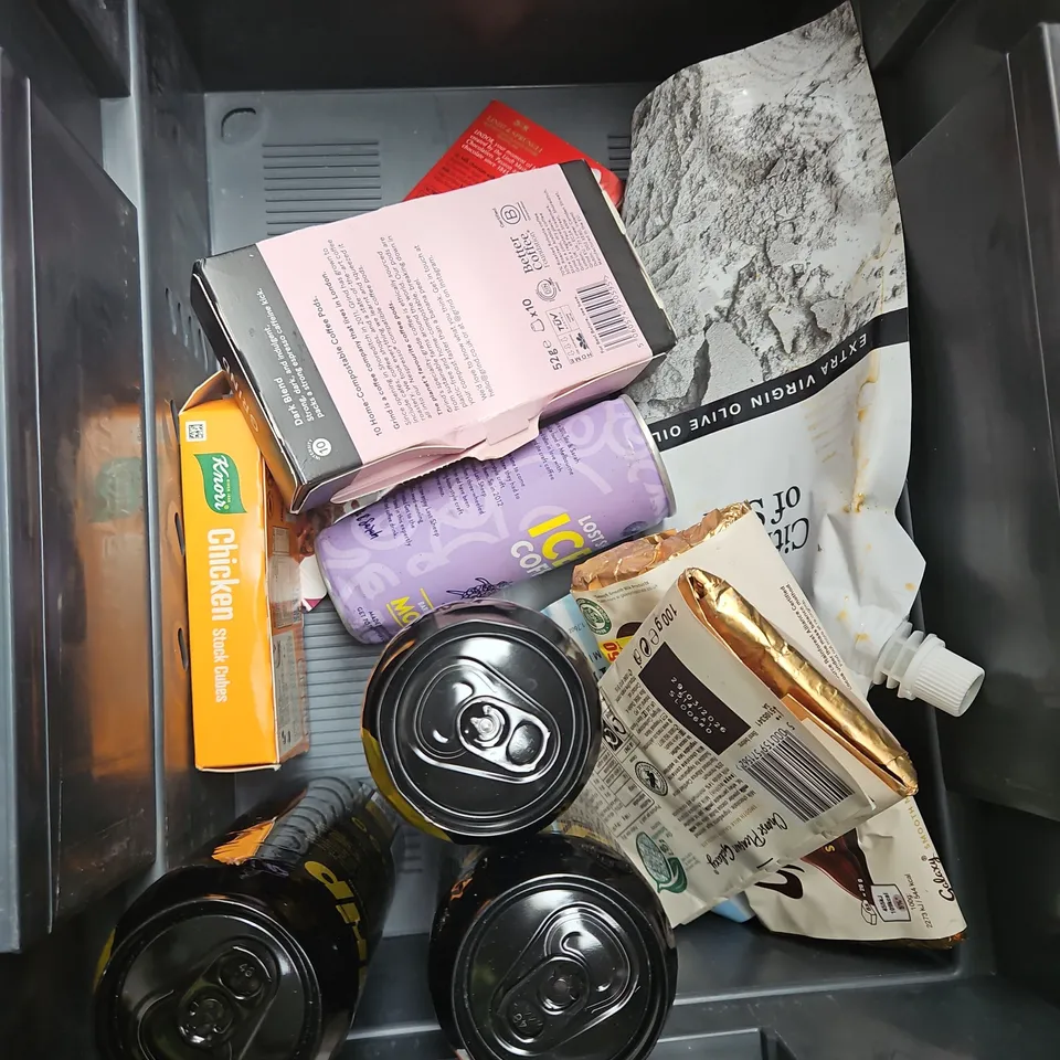 APPROXIMATELY 10 ASSORTED FOOD ITEMS TO INCLUDE - PIP & NUT SMOOTH PEANUT BUTTER, OXYSHRED ULTRA ENEGRY, LINDT MILK CHOCOLATE, ETC - COLLECTION ONLY