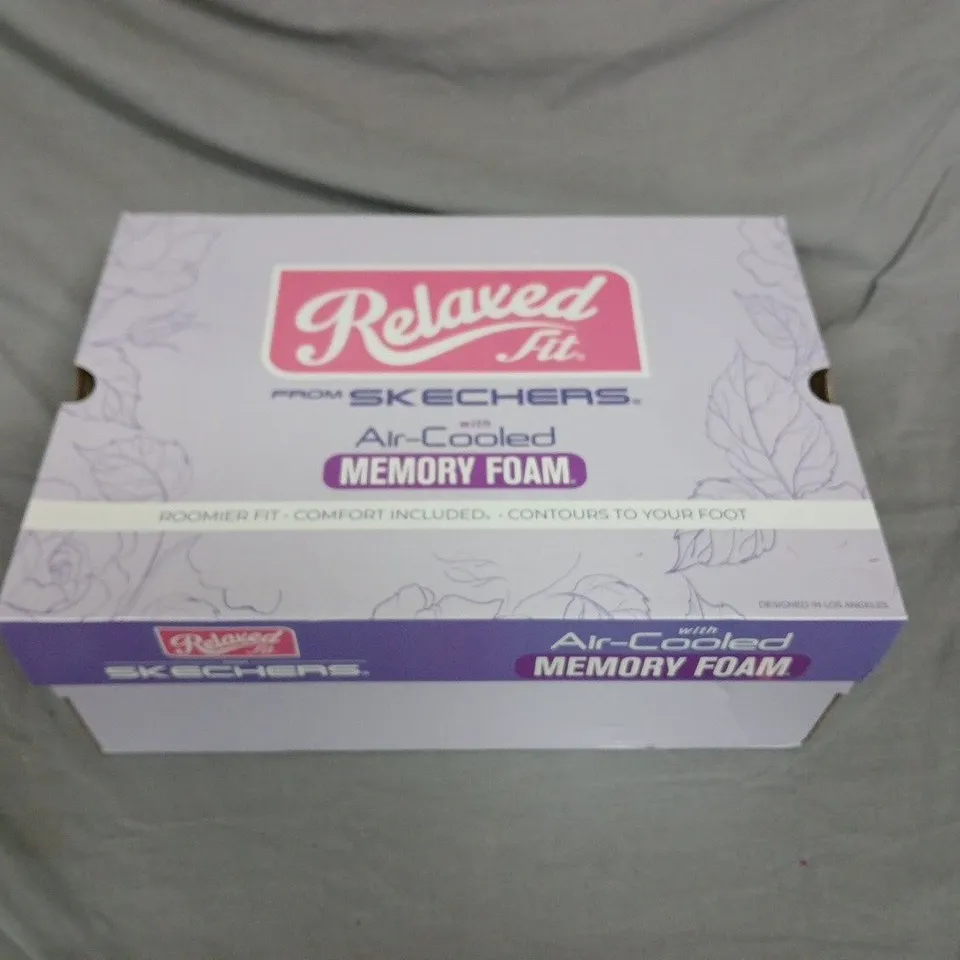 BOXED SKECHERS WOMEN'S ANKLE BOOTS IN CHOCOLATE BROWN SUEDE - UK 7