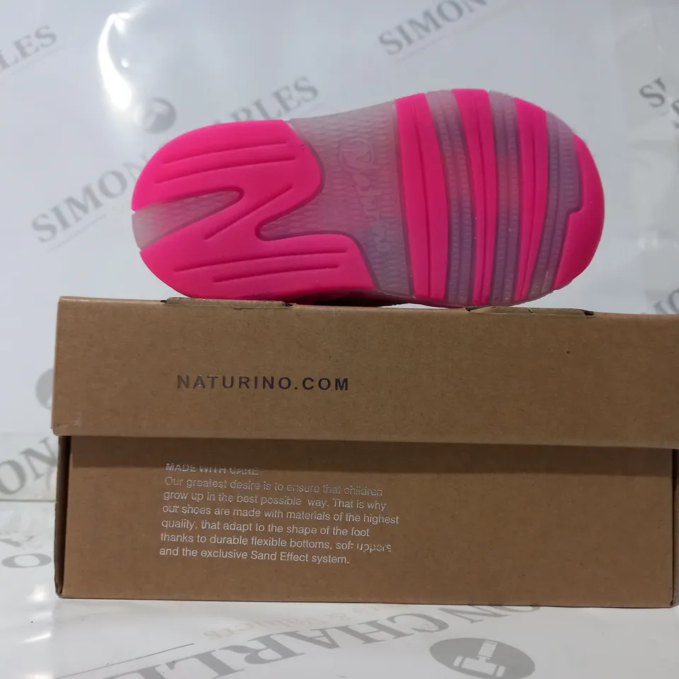 BOXED PAIR OF NATURINO JESKO KIDS SHOES IN WHITE/FUCHSIA EU SIZE 22