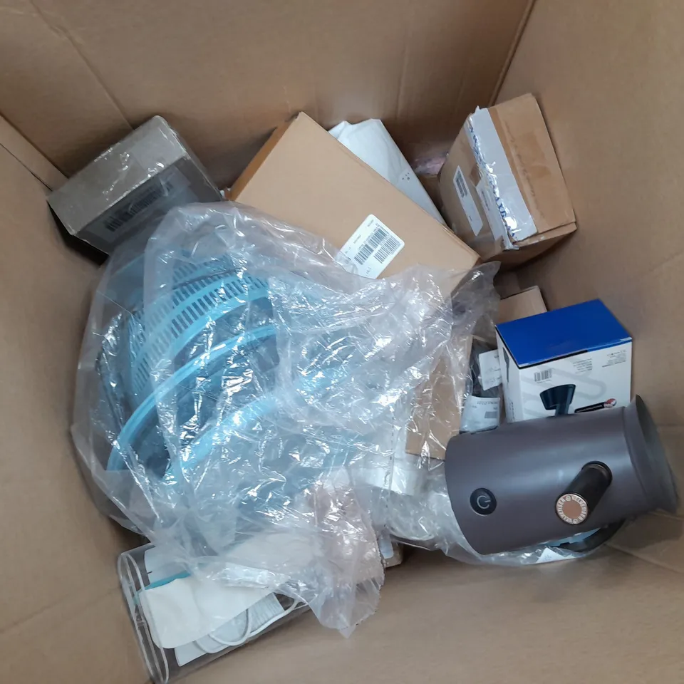 APPROXIMATELY 10 ASSORTED ITEMS TO INCLUDE SIMPLY BEAUTY TOOTHBRUSH, HOTEL CHOCOLAT VELVETISER, ETC