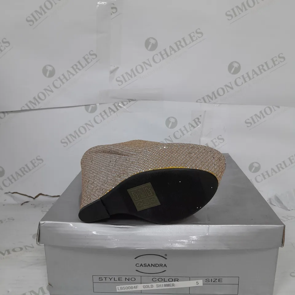 BOXED PAIR OF CASANDRA PLATFORM ANKLE SHOE IN GOLD GLITTER SIZE 5