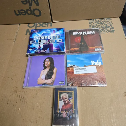 TOTE OF APPROXIMATELY 30 ASSORTED CDS/CASSETTES TO INCLUDE EMINEM, PULP, ROBBIE WILLIAMS ETC