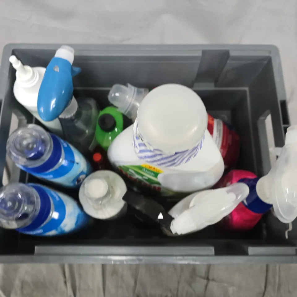 APPROXIMATELY 10 ASSORTED HOUSEHOLD LIQUID PRODUCTS TO INCLUDE LENOR OUTDOORABLE, THE PINK STUFF, PERSIL BIO, ETC