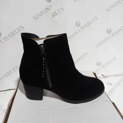 BOXED SKECHERS TAXI ZIP BOOTIES, BLACK - SIZE 7