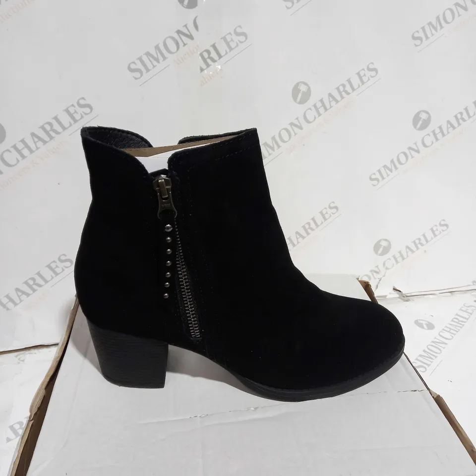 BOXED SKECHERS TAXI ZIP BOOTIES, BLACK - SIZE 7