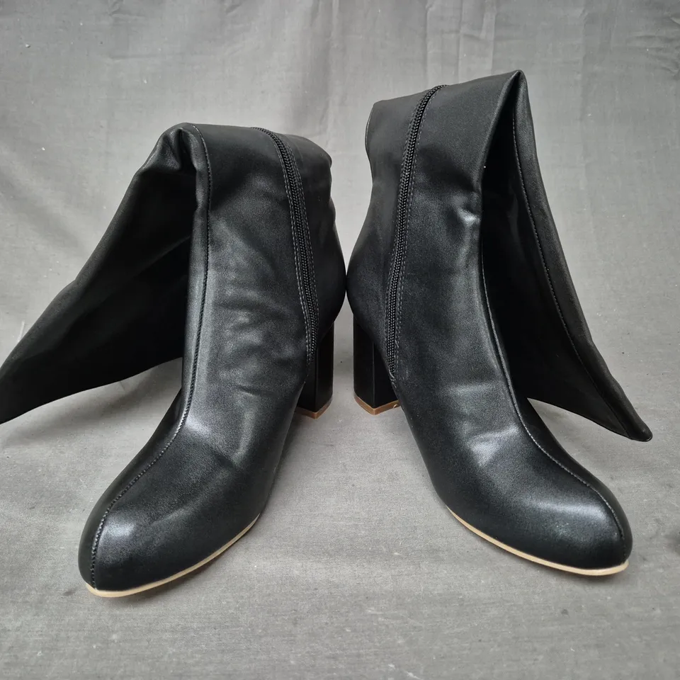 BOXED PAIR OF UNBRANDED BLOCK HEEL KNEE-HIGH BOOTS IN BLACK EU SIZE 39