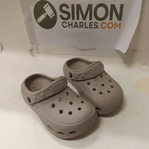 GREY CROCS-STYLE CLOGS – KID'S SIZE SIZE EU26.5 UK8