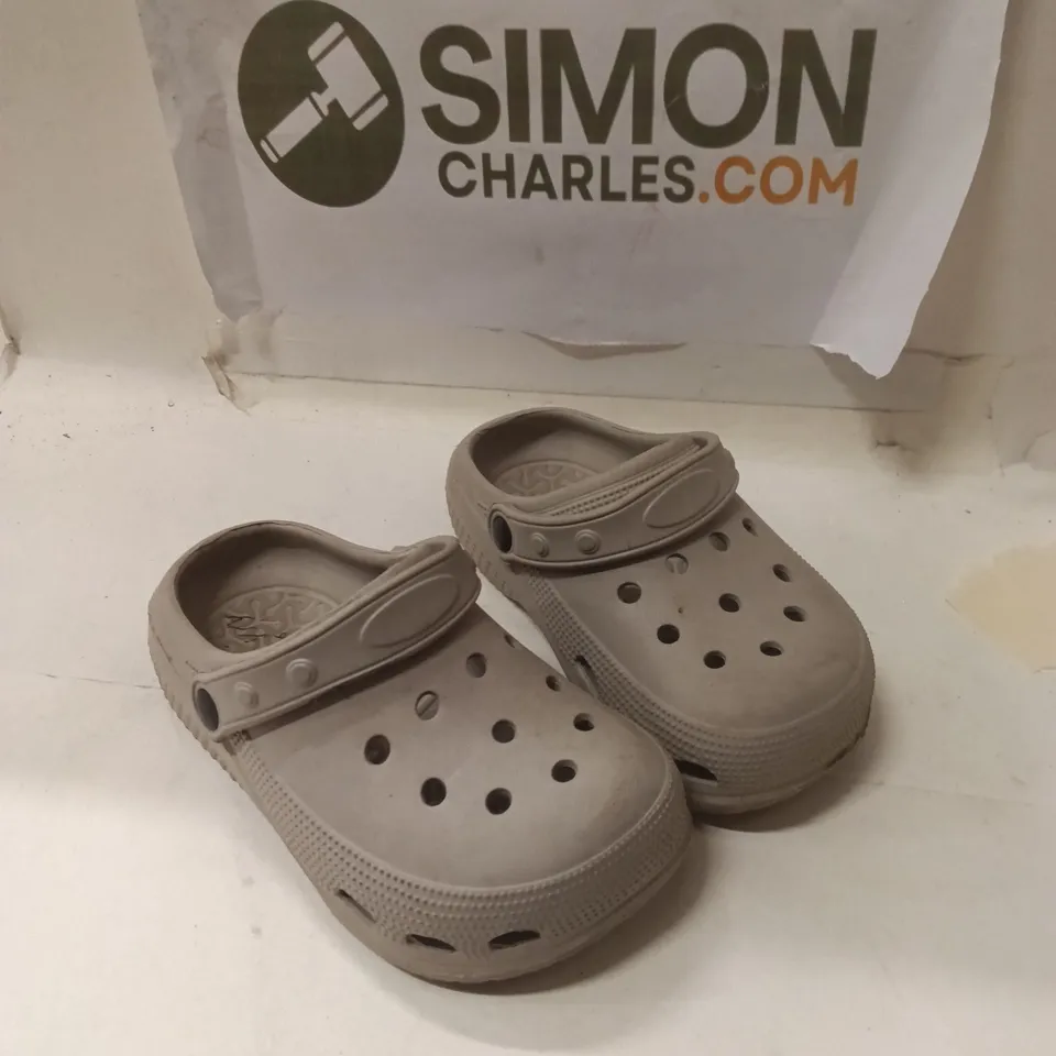 GREY CROCS-STYLE CLOGS – KID'S SIZE SIZE EU26.5 UK8