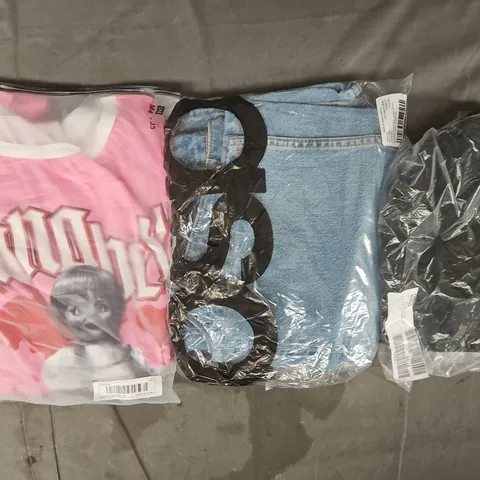 APPROXIMATELY 20 ASSORTED CLOTHING AND FASHION PRODUCTS IN VARIOUS STYLES AND SIZES - COLLECTION ONLY