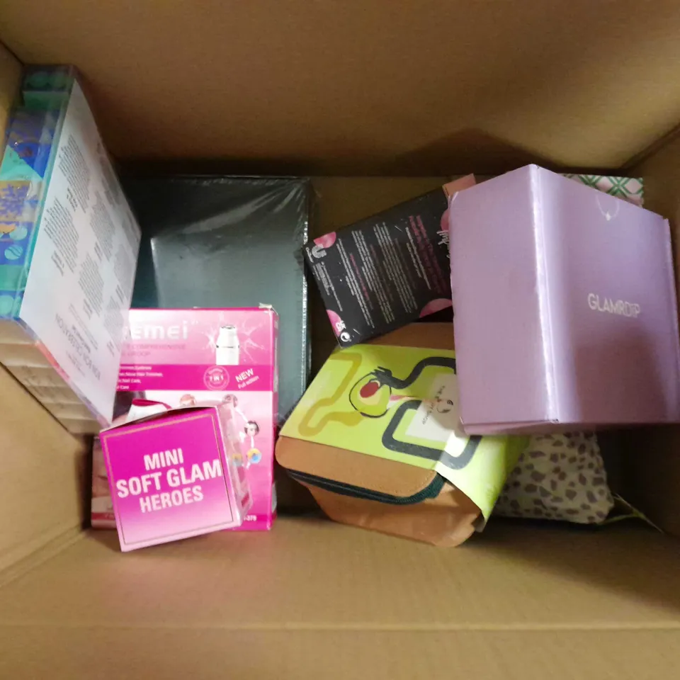 APPROXIMATELY 12 FRAGRANCE AND COSMETIC BOXSETS TO INCLUDE FRANK BODY JINGLE YOUR BELLS KIT, CHAMPNEYS MINI MOMENTS, SNCE WARM WISHES MASK KIT, ETC
