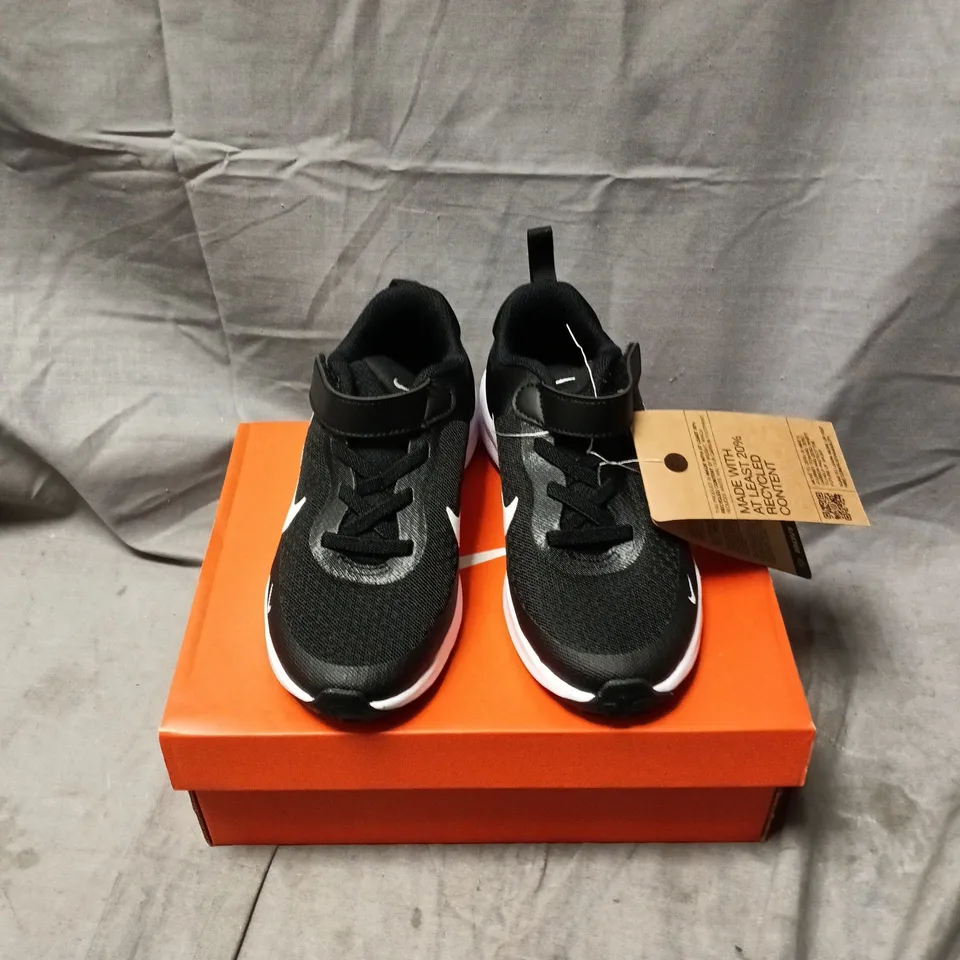 BOXED PAIR OF NIKE REVOLUTION 7 KIDS TRAINERS IN BLACK - UK 11.5
