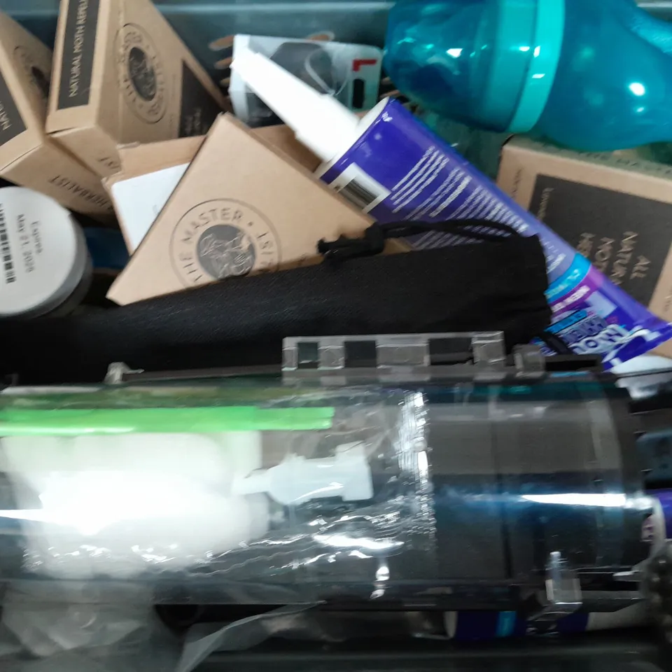 BOX OF APPROXIMATELY 14 ASSORTED ITEMS TO INCLUDE - POCKET CALCULATOR , FLEXY SOOTHER , MAGIC MOULD , EASY GRIP ETC