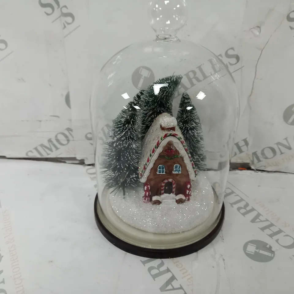SANTA EXPRESS PRE-LIT FESTIVE SCENE IN GLASS CLOCHE DOME