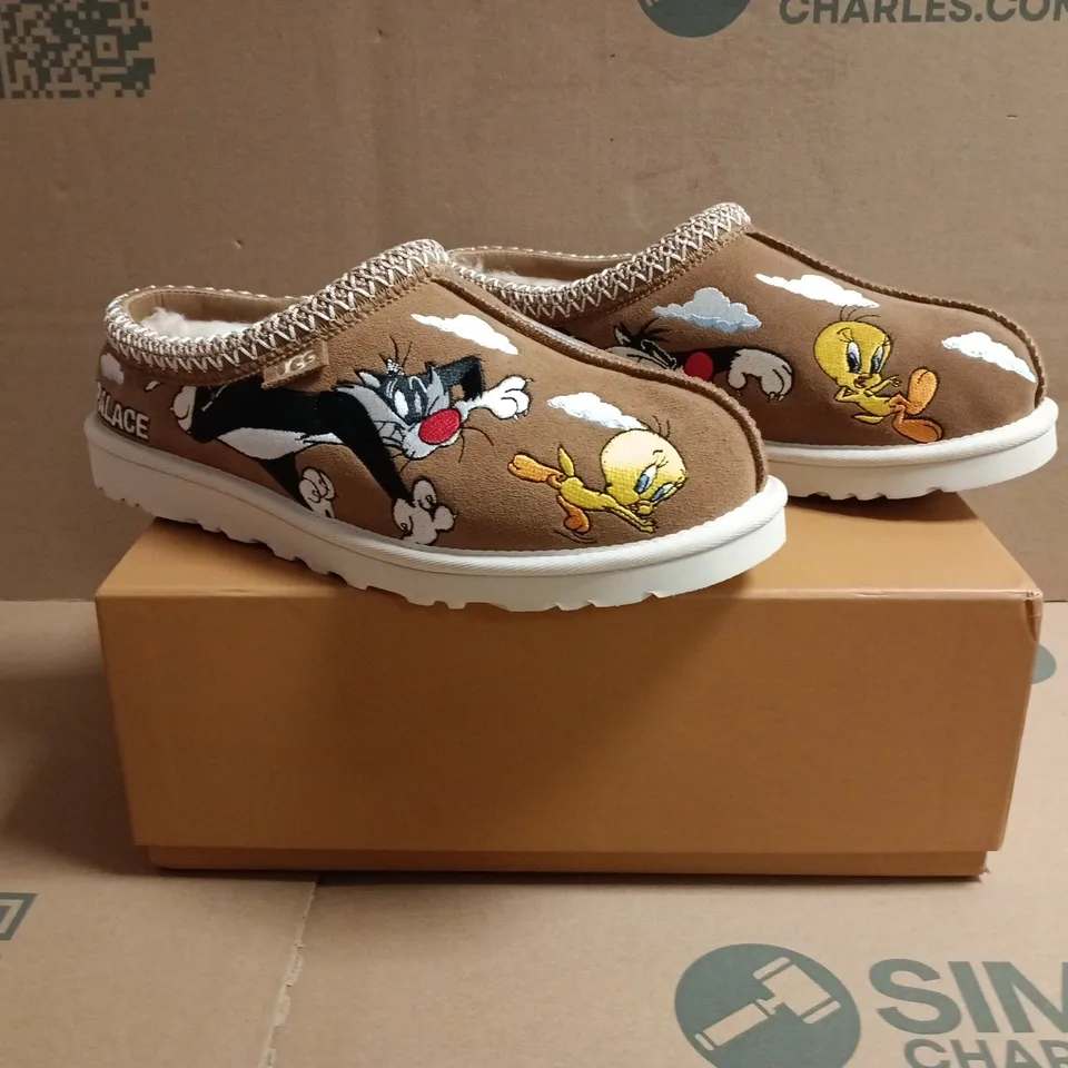 BOXED PAIR OF UGG PALACE TASMAN LOONEY TUNES SHOES IN BROWN SIZE UK 7