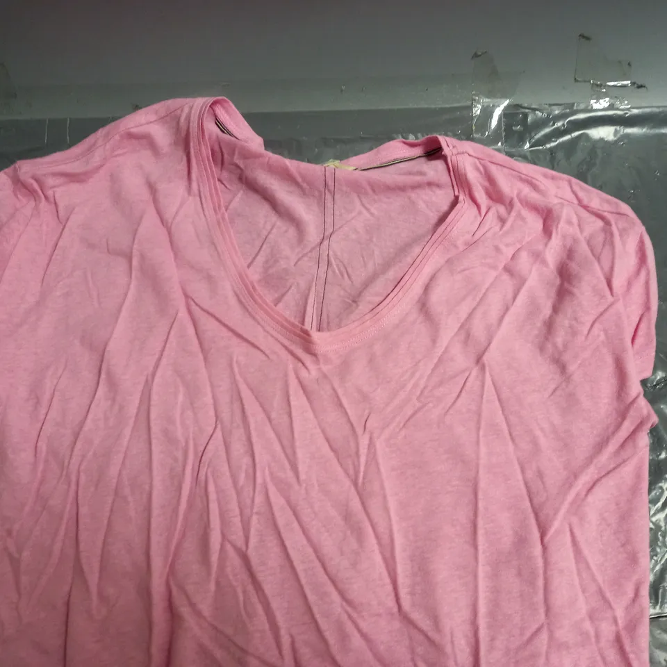 BOX OF APPROX. 10 CLOTHING ITEMS TO INCLUDE  TOPS AND JACKETS IN VARIOUS COLOURS AND SIZES 