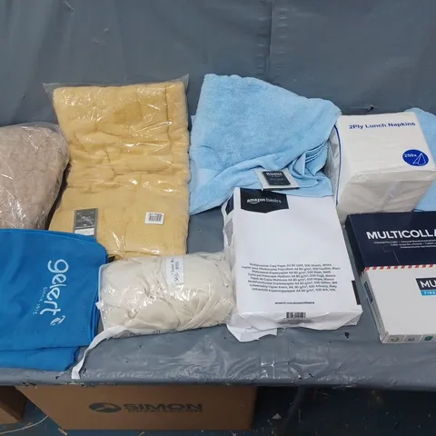 BOX OF APPROXIMATELY 12 ASSORTED HOUSEHOLD ITEMS TO INCLUDE - LUNCH NAPKINS, BATH SHEETS, AND AMAZON BASICS PRINTER PAPER A4 ETC. 