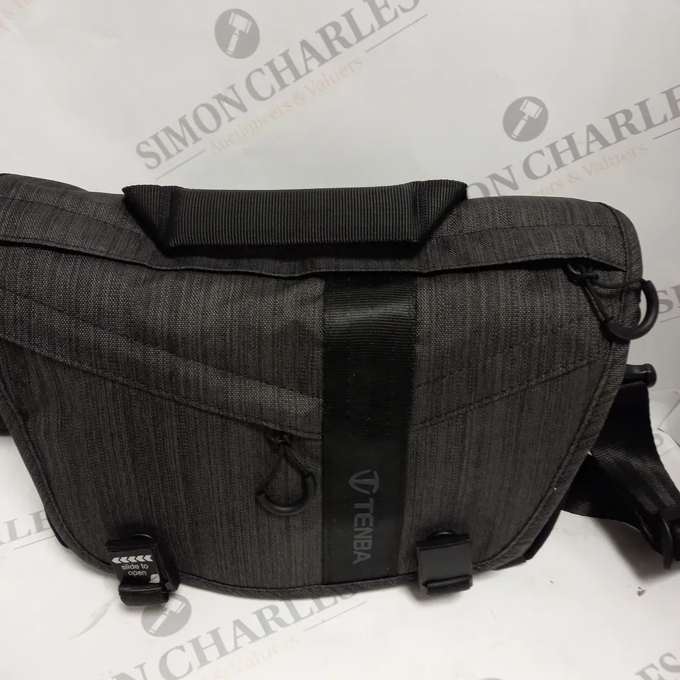 TENBA MESSENGER DNA 8 BAG - GRAPHITE 