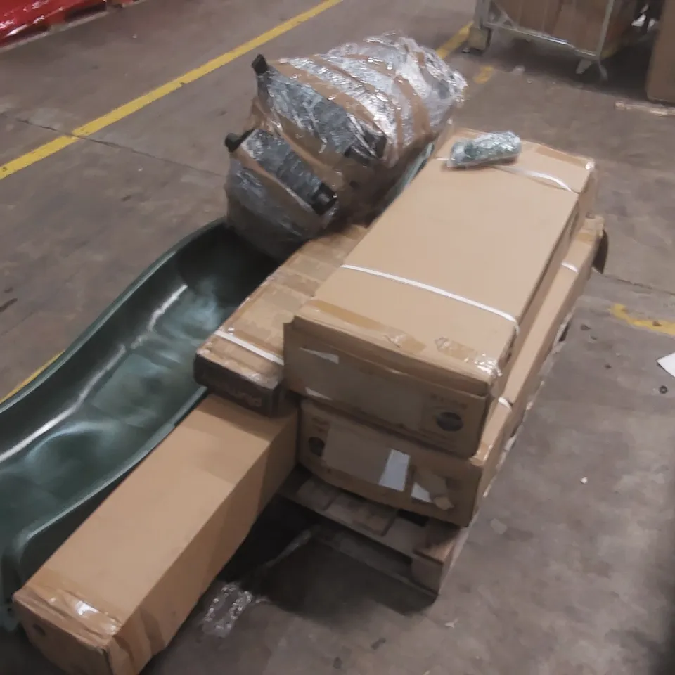 PALLET CONTAINING A LARGE QUANTITY OF ASSORTED ITEMS INCLUDING: PLAYHOUSE PARTS, PRAM PARTS