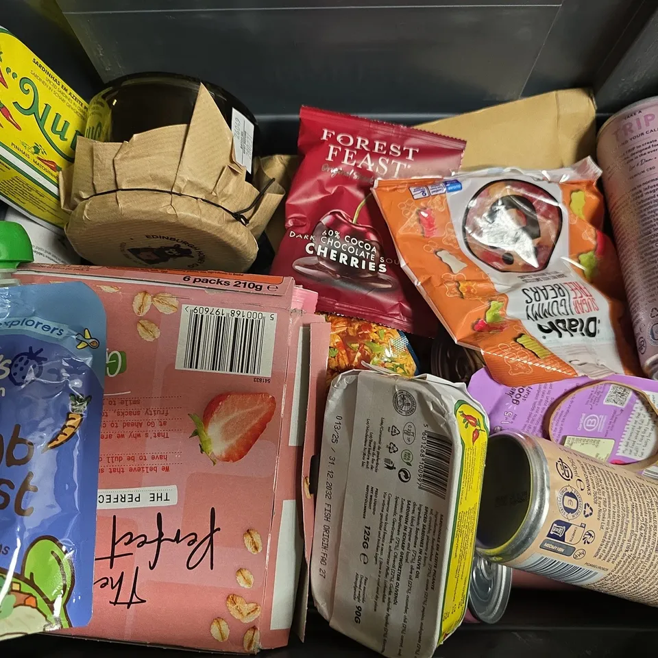 APPROXIMATELY 12 ASSORTED FOOD & DRINK ITEMS TO INCLUDE EDINBURGH HONEY GO, TRIP PEACH GINGER, ELLAS KITCHEN APPLE + BERRY, ETC - COLLECTION ONLY