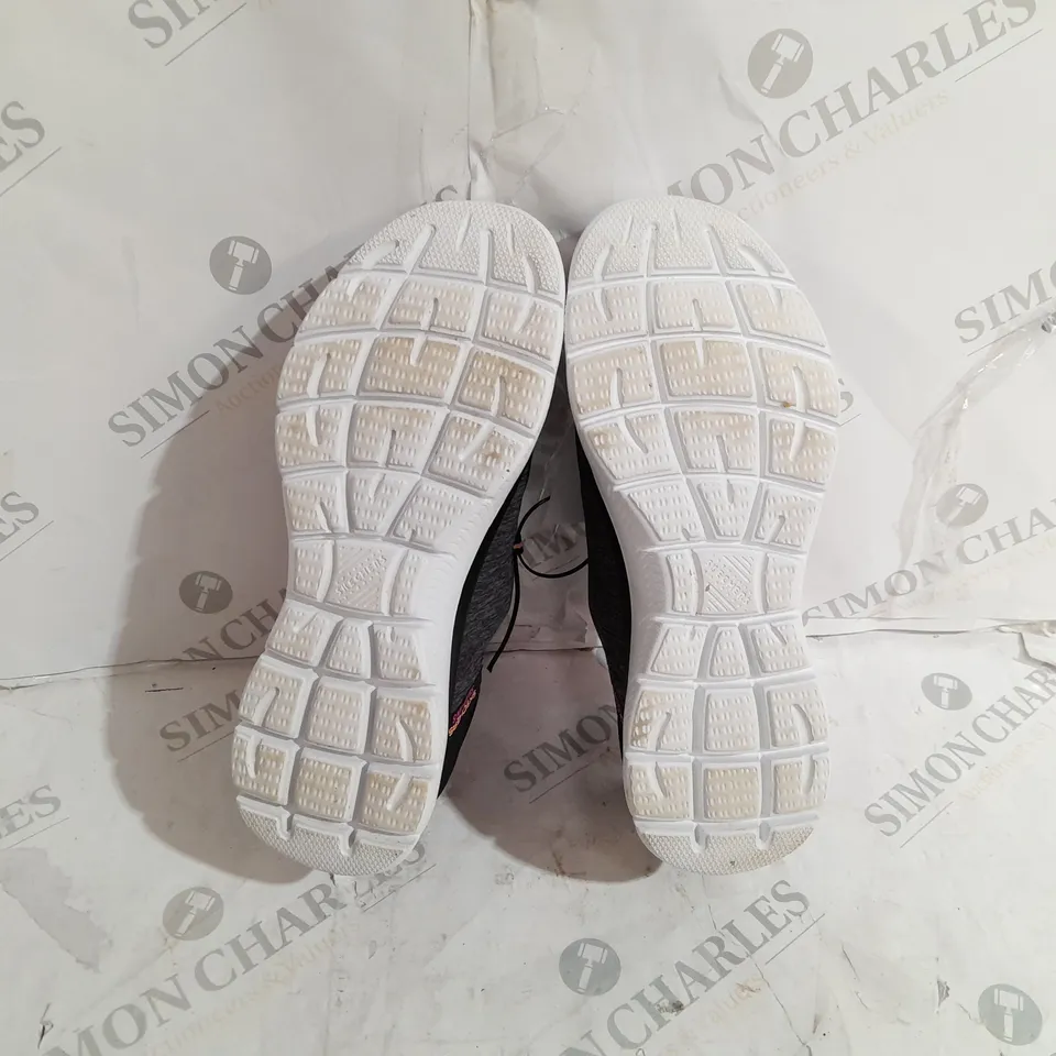 SKECHER SLIP IN TRAINERS SIZE UNSPECIFIED