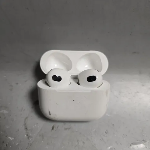 APPLE AIR PODS 3