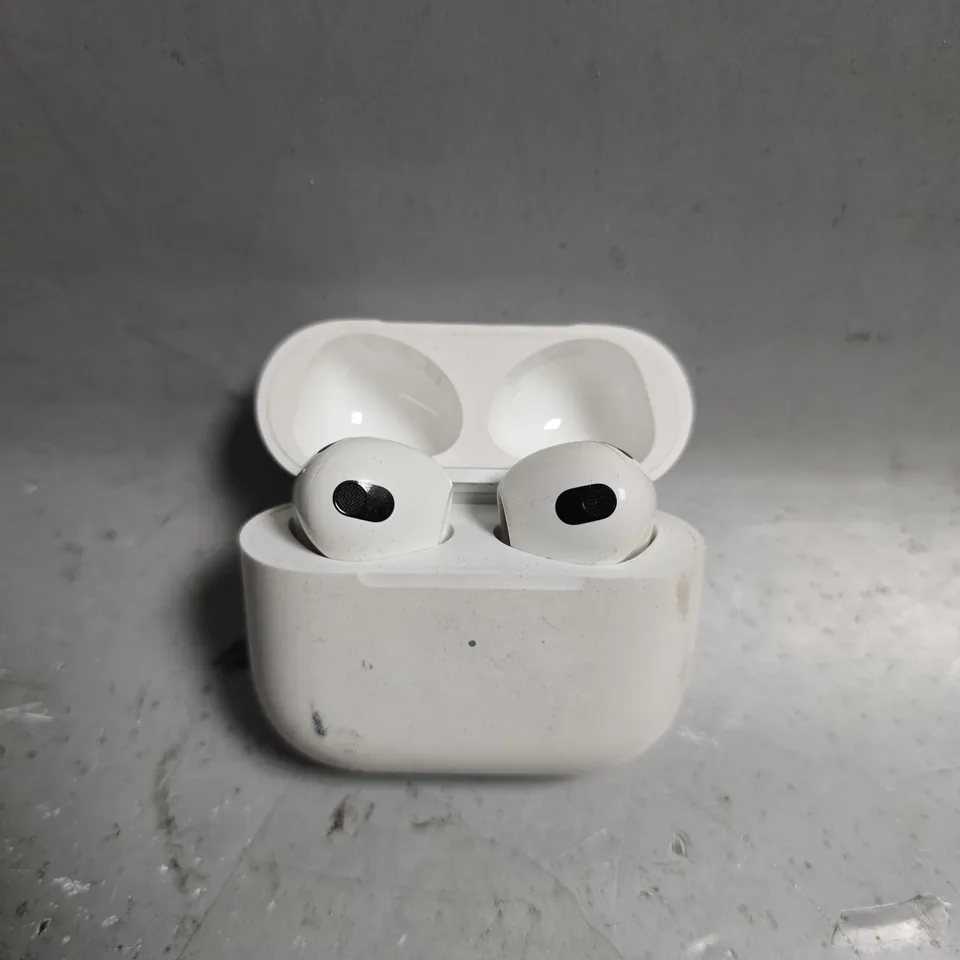 APPLE AIR PODS 3