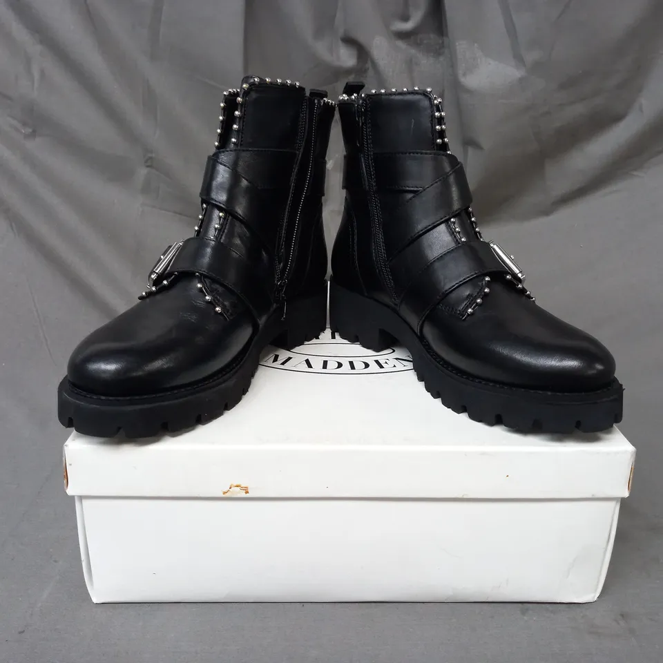 BOXED PAIR OF STEVE MADDEN HOOFY LEATHER ANKLE BOOTS IN BLACK EU SIZE 36