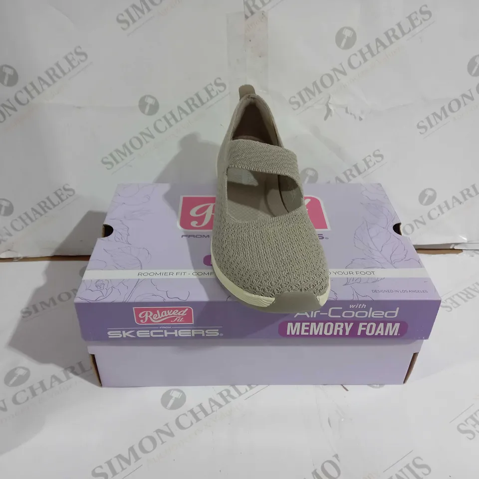 BOXED PAIR OF SKECHERS RELAXED FIT SHOES GREY UK SIZE 7