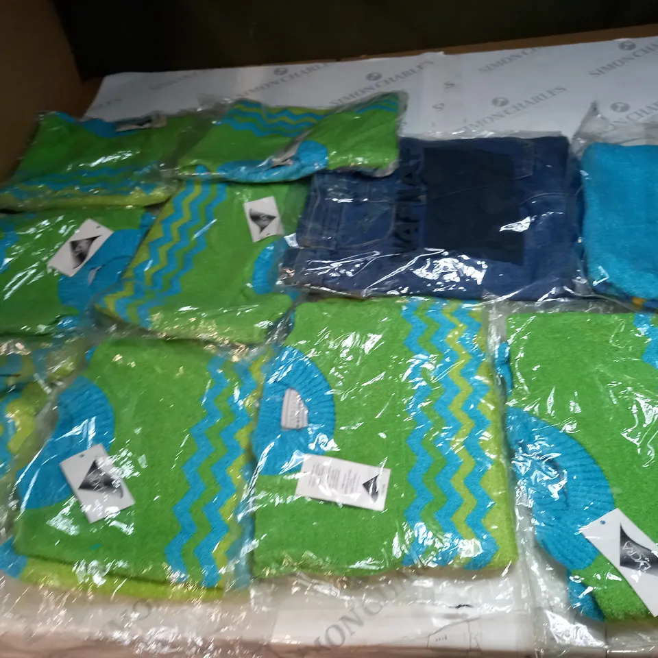 LOT OF APPROX 10 ASSORTED CLOTHING ITEMS IN VARIOUS SIZES