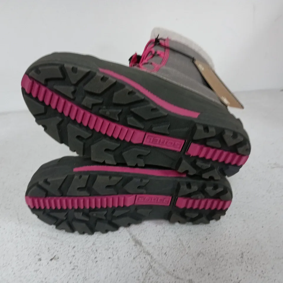 BOXED PAIR OF SOREL YOUTH CUMBERLAND 2 BOOTS IN LIGHT GREY/PINK - UK 4.5