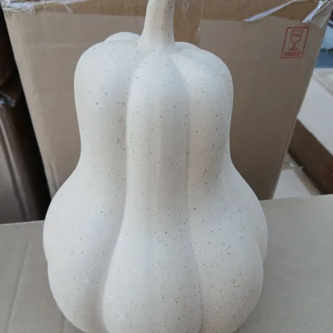 FOUR GISELA GRAHAM WHITE SPECKLED CERAMIC DECORATIVE GOURD SCULPTURE