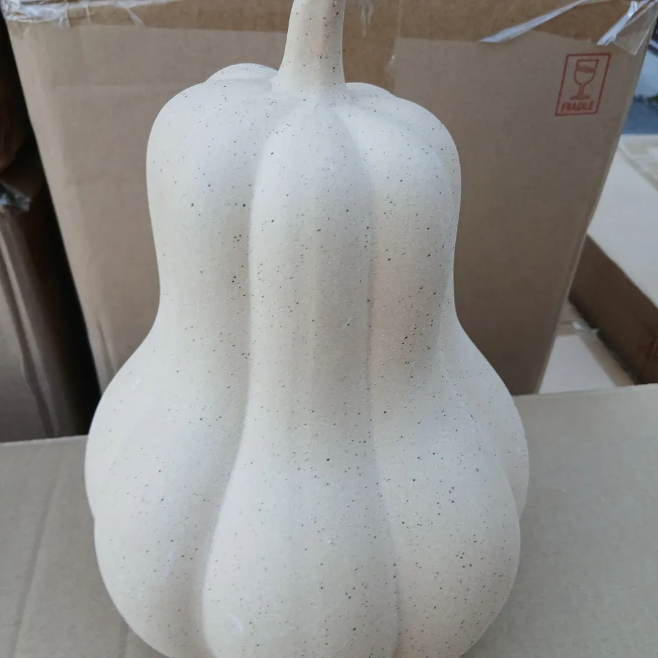 FOUR GISELA GRAHAM WHITE SPECKLED CERAMIC DECORATIVE GOURD SCULPTURE
